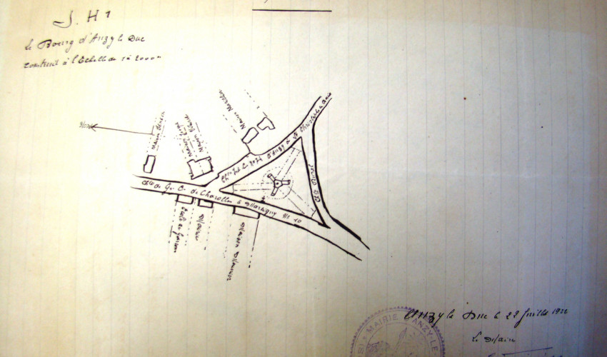 Schéma d'implantation du monument d'Anzy-le-Duc, à un carrefour (Archives départementales 71) - ©SMPCB