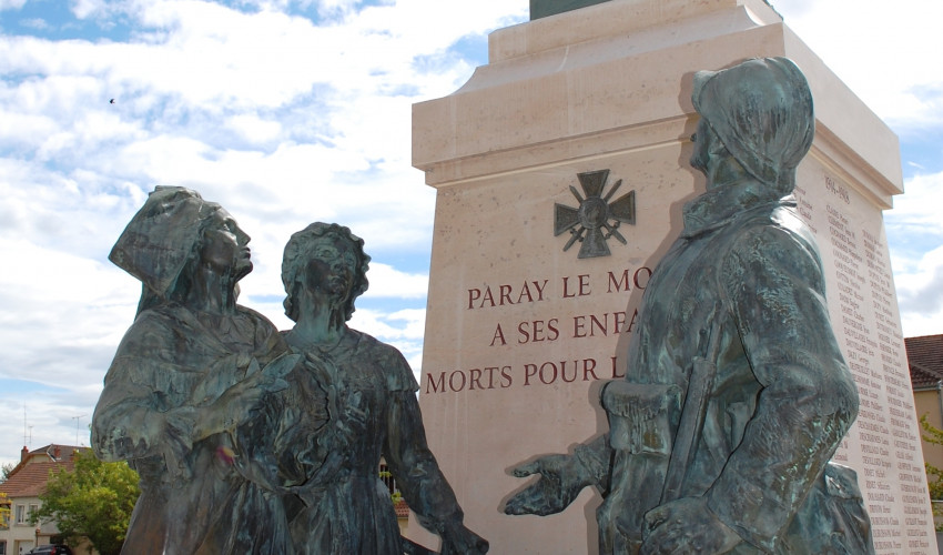 Monument de Paray : le poilu de 14-18, l'Alsace et la Lorraine regarde le soldat de 1870 - ©SMPCB