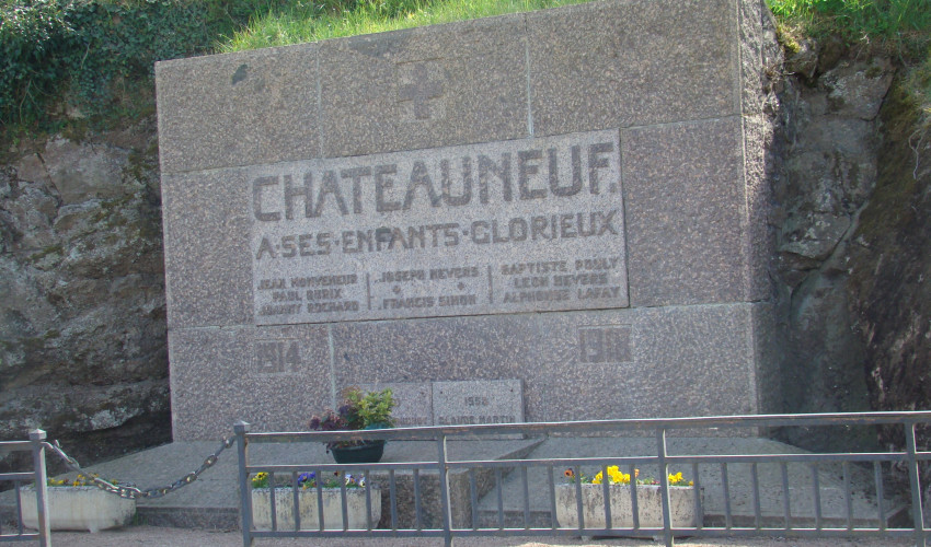 Grande stèle de granit pour le monument de Châteauneuf - ©SMPCB