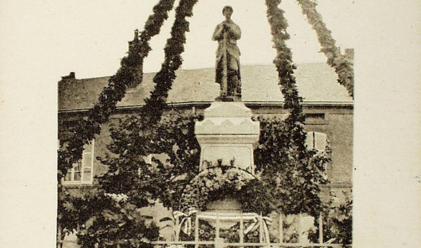 Monument d'Issy-l'Evêque le jour de son inauguration - ©Archives 71